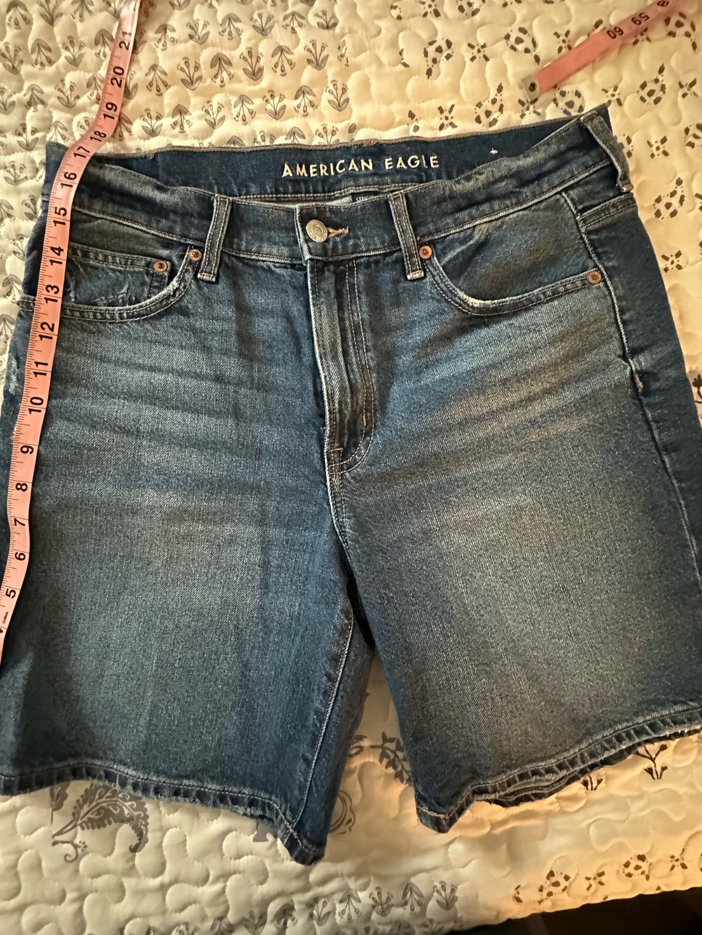 American Eagle Outfitters Bermuda Jeans in Medium Blue Wash
